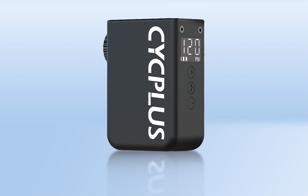Czarna mini pompka elektryczna Cycplus AS2 ULTRA z wyraźnym wyświetlaczem cyfrowym LCD na niebieskim tle.